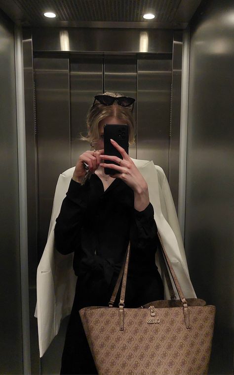 Guess Bags Aesthetic, Guess Bag Outfit, White Blazer Outfit, White Blazer Outfits, Tote Bag Outfit, Guess Clothing, Brunette Aesthetic, Guess Bag, Blazer Outfit