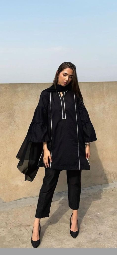 Pakistani Black Outfit, Trendy Outfits Pakistan, Short Kameez Designs Pakistani, Black Pakistani Suit Simple, Pakistani Fashion Casual Kurta Designs Simple, Pakistani Simple Suit Design, Simple Suit Designs Pakistani, Black Kurti Aesthetic, Pakistani Black Suit