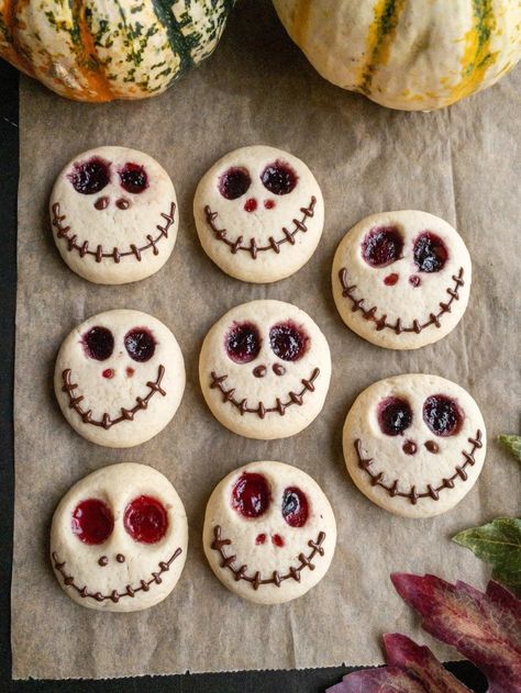 Halloween Cookies Decorated For Kids, Halloween Bakes, Galletas Halloween, Halloween Buffet, Halloween Breakfast, Halloween Cookies Decorated, Halloween Fest, Fun Halloween Food, Easy Halloween Food