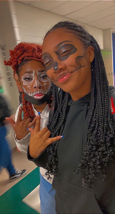 Halloween Makeup On Black Women, Halloween Makeup Dark Skin, Skeleton Makeup Black Woman, Skeleton Makeup On Black Woman, Halloween Makeup Black Women, Last Minute Halloween Makeup Ideas, Tiktok Skeleton Makeup, Color Skeleton Makeup, Skeleton Make Up Girl