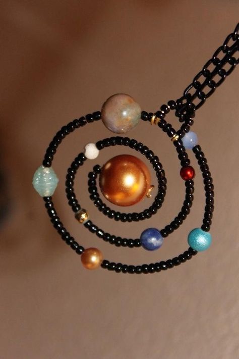 Solar System Necklace, Diy Wire Jewelry, Handmade Wire Jewelry, Wire Crafts, Diy Crafts Jewelry, A Necklace, Handmade Wire, Beads And Wire, Beaded Jewelry Diy