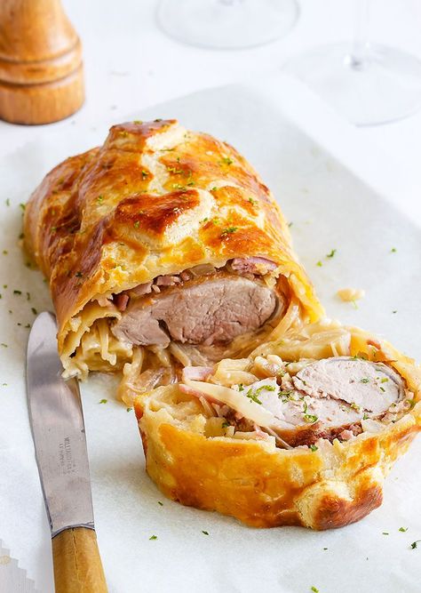 Easy and full of flavor, this pork tenderloin wrapped in a puff pastry is the perfect main dish for a festive dinner. Christmas Dinner Main Course, Chicken Cheddar, Cooking Pork Tenderloin, Pork Fillet, Tandoori Masala, Easter Dinner Recipes, Cheese Chicken, Clam Recipes, Tenderloin Recipes