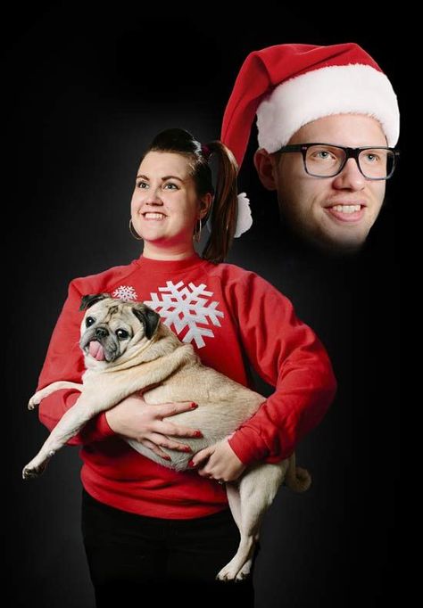 27 Funny & Awkward Family Christmas Photos 3 Awkward Family Christmas, Funny Christmas Photo Cards, Funny Christmas Photos, Dog Christmas Pictures, Christmas Humor Ecards, Funny Christmas Pictures, Photos With Dog, Awkward Family Photos, Family Christmas Pictures