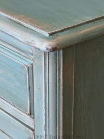 White Chalk Paint Furniture, Annie Sloan Chalk Paint Colors, Tattoos Outdoors, Chippy Painted Furniture, Annie Sloan Painted Furniture, Chalk Paint Furniture Diy, Distressed Furniture Painting, Colorful Dresser, Blue Chalk Paint