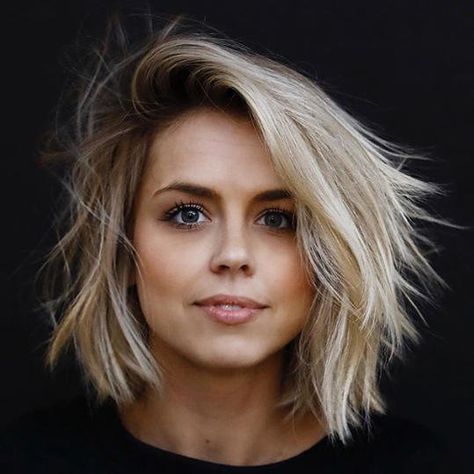 RX_1805_Top 3 Haircuts for Round Face Shapes_Side-Swept Bob Alt Saved Hairstyles, Lob Bob, Haircut 2020, Haircuts For Round Face Shape, Cute Short, Hiar Style, Short Hair Cuts For Round Faces, Medium Haircuts, Chin Length