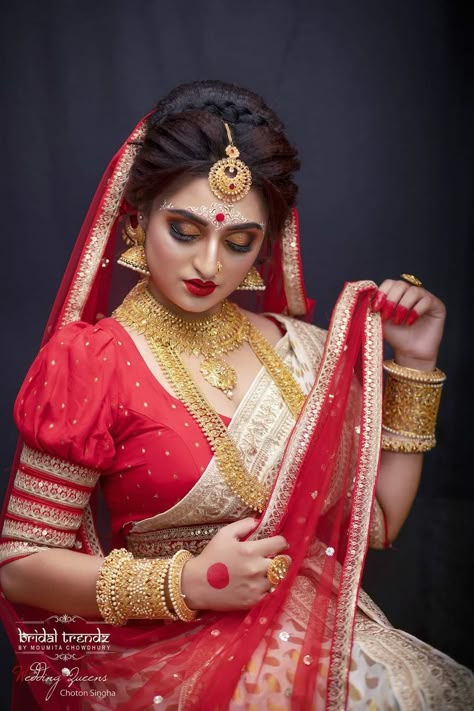 Bangoli Makeup Look, Bengali Bridal Hairstyle, Bangoli Saree Traditional Look, Bengali Bride Hairstyle, Simple Bengali Bridal Look, Bengali Bride Traditional Look, Bengali Bride Look, Bengali Wedding Look, Bengali Bride Makeup