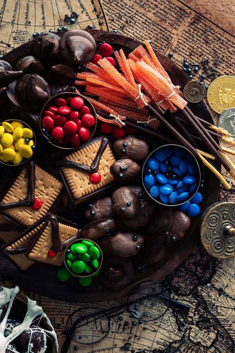 Harry Potter Food Board, Charcuterie Board Harry Potter, Harry Potter Sorcerers Stone Snacks, Harry Potter And The Sorcerers Stone Party Food, Harry Potter Theme Night, Harry Potter Food Theme, Harry Potter Snack Board, Harry Potter Themed Charcuterie Board, Harry Potter Desert Ideas