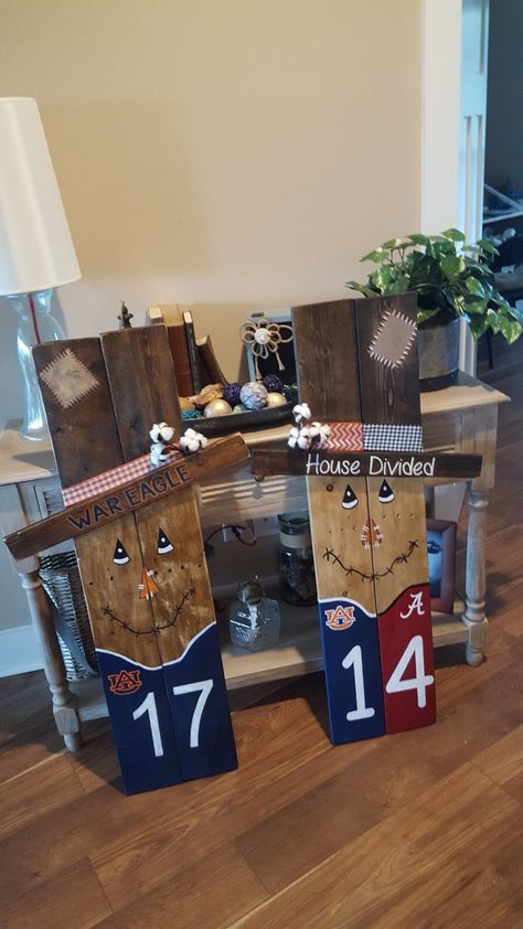 Football themed Scarecrows!  Alabama and Auburn! Football Porch Decorating Ideas, Football Season Decor Diy, Football Wood Crafts, Football Scarecrow, House Divided Football Sign, Diy Football Decor, Pallet Scarecrow, Wood Scarecrow, Football Crafts