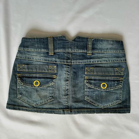 Low Rise Y2k Mini Skirt Denim mini skirt. available @cherie.vntg @depop shop 😇 #miniskirts #y2k #preloved #00sfashion #2000s #microminiskirt Low Rise Denim Skirt, 2000s Mini Skirt, Denim Mini Skirt Y2k, Denim Mini Skirt Outfit, Mini Skirt Denim, Low Rise Y2k, Low Waist Skirt, Micro Miniskirt, Y2k Mini Skirt