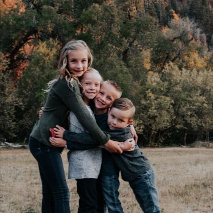 Mom And 4 Kids Photoshoot, Family Photoshoot Single Mom, Single Parent Photoshoot, Single Mom Photoshoot With Kids, Family Photos Single Mom, Mom And 3 Kids Photoshoot, Single Mom Pictures With Kids, Single Mom Pictures, Single Mom Family Photos