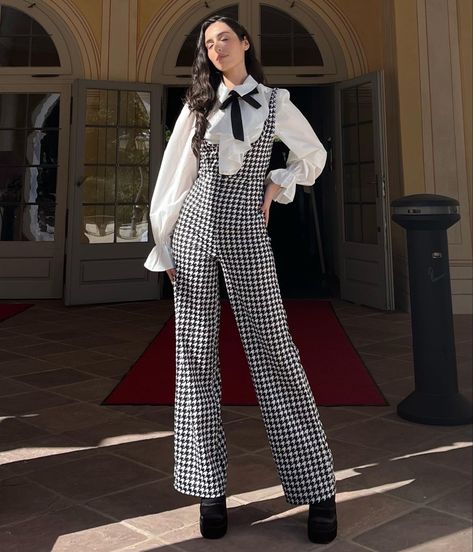 Wedding guest outfit elegant Dress Pant Wedding Guest Outfit, Old Money Wedding Outfit, Wedding Guest Outfit Elegant, Wedding Guest Outfit Pants Women, Korean Wedding Guest Outfit, Alternative Wedding Guest Outfit, Comfy Korean Outfits, Old Money Wedding, Wedding Guest Outfit Summer Classy