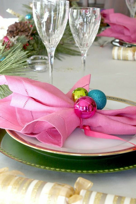 Bright Christmas Table, Pink Christmas Table, Place Setting Ideas, Holiday Place Settings, Merry And Bright Christmas, Setting Ideas, Mini Ornaments, Bright Christmas, Christmas Tablescapes