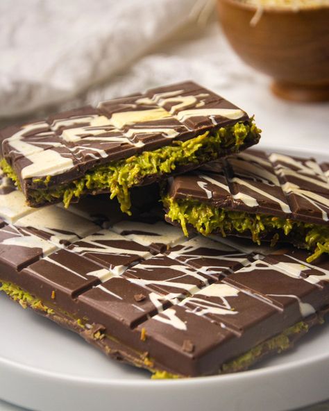 Crunchy, creamy, and chocolatel-y. These will be the best homemade pistachio chocolate bars you'll ever taste! • Get the recipe in the link in my bio :) >> • #viraldesserts #pistachiolovers #pistachio #pistachiochocolate #dubaichocolate #dessertrecipes #homemadechocolatebars #dessertblogger #sweets4dayz #dessertporn Chocolate Dessert Bar, Dubai Chocolate, Homemade Candy Bars, Chocolate Bar Recipe, Pistachio Chocolate, Homemade Chocolate Bars, Candy Creations, Chocolate Bar Molds, Pistachio Cream