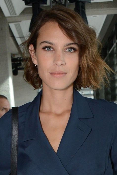 Alexa Chung Haircut, Choppy Long Layered Haircuts, Alexa Chung Hair, Fashion Week Hair, Brunette Bob, Caroline Flack, Wavy Bob Hairstyles, Choppy Bob, Jenna Dewan