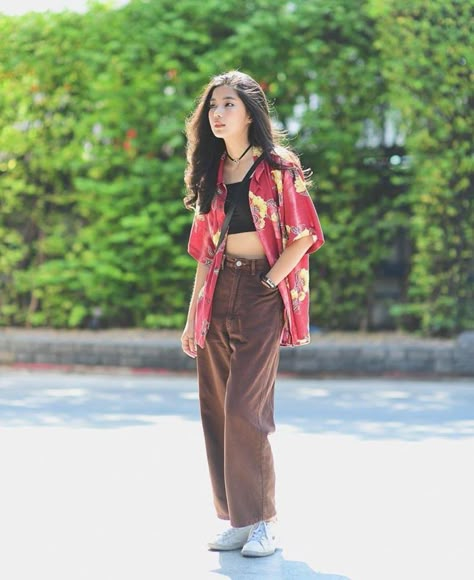 Cute Hawaiian Shirt Outfit, How To Style A Hawaiian Shirt Women, Oversized Hawaiian Shirt Outfit, Filipino Outfits Street Styles, Filipino Fashion Street Styles, Hawaiian Shirt Outfit Women, Hawaiian Shirt Outfit, Hawaiian Shirt Women, Casual College Outfits