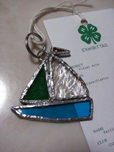 Stained Glass Keychain, Stained Glass Sailboat, Hot Glue Art, Glass Keychain, Glass Boat, Glue Art, Stained Glass Patterns Free, Stained Glass Jewelry, Supper Ideas