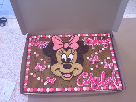 Minnie Mouse! Minnie Mouse Cookie Cake, Cookie Cake Designs, Minnie Mouse Cookies, Twodles Birthday, Minnie Mouse Birthday Party Decorations, Minnie Mouse First Birthday, Minnie Mouse Birthday Decorations, Minnie Mouse Birthday Cakes, Birthday Cookie