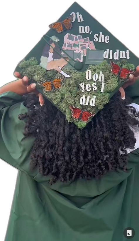 Senior Cap Decoration Ideas, Sza Graduation Cap Design, Cap And Gown Ideas Decoration, Cap Ideas For Graduation, Graduation Hat Designs, Senior Year Diy, Senior 25, Creative Graduation Caps, Prom Posters