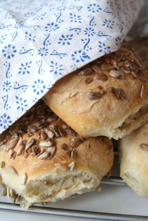 Frallor- lättbakat recept - Jennys Matblogg Bread Recepies, Cracker Recipes, Savoury Baking, Swedish Recipes, Easy Bread, Bread Cake, Bread Recipes Homemade, Bread Dough, Homemade Bread