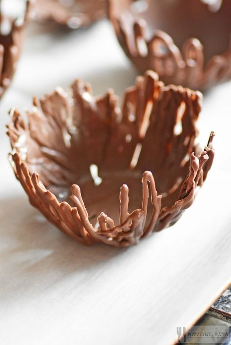 Chocolate Bird’s Nests & Easter Basket Stuffers https://www.sizzlingeats.com/chocolate-birds-nests/ Chocolate Birds Nest Recipe, Chocolate Birds Nest, Edible Bird's Nest, Easter Birds Nest, Fun Easter Treats, Chocolate Nests, Easter Party Food, Easy Easter Treats, Chocolate Bowls