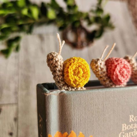 Clips Decorados, Crochet Bookmarks Free Patterns, Easy Crochet Bookmarks, Marque-pages Au Crochet, Crochet Cottagecore, Crochet Snail, Bookmark Crochet, Crochet Bookmark Pattern, Crochet Bookmark