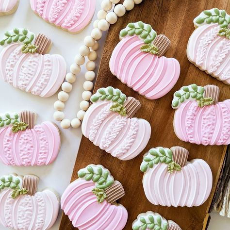 Pink Pumpkin Cookies Decorated, Pink Pumpkin Baby Shower Cookies, Fall Baby Shower Cookies Girl, Pink Pumpkin Cookies, Pink Halloween Cookies, Pink Pumpkin Cake, Pumpkin Cookies Decorated, Royal Cookies, Birthday Pumpkin