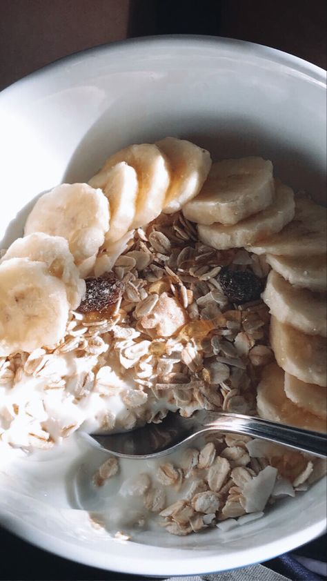 Muesli Breakfast, Food Pics, Banana Coconut, Vanilla Yogurt, Coconut Flakes, Healthy Foods, Food Pictures, Yogurt, Oatmeal