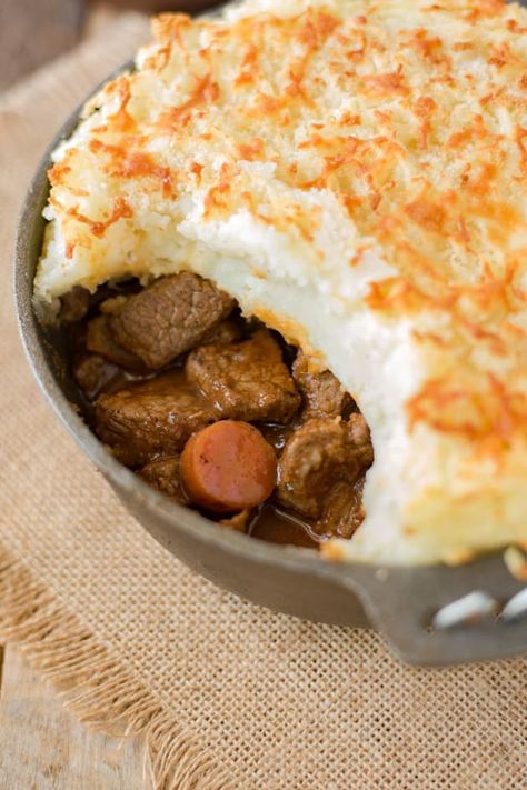 Cumberland Pie will remind you of a shepherd's pie. The topping of potatoes, cheese, and bread crumbs is heavenly! Cumberland Pie, Traditional Irish Shepards Pie, English Steak And Ale Pie, Cottage Pie Recipe Beef, Beef Chunks Recipes, Vegetarian Sheperd Pie, Guiness Sheppard’s Pie, Beef Cottage Pie, Traditional Shepherds Pie