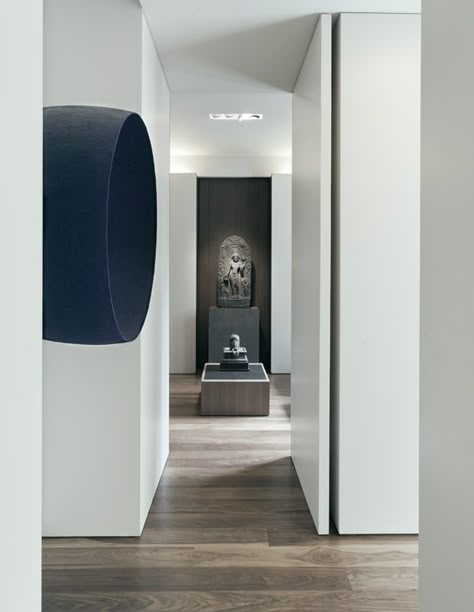 Minus < interieurarchitecten & interieurinrichters > Floor Skirting, Baseboard Styles, London Art Gallery, Interior Simple, Interior Minimalista, Pivot Doors, Design Del Prodotto, Wooden Floor, Minimalism Interior