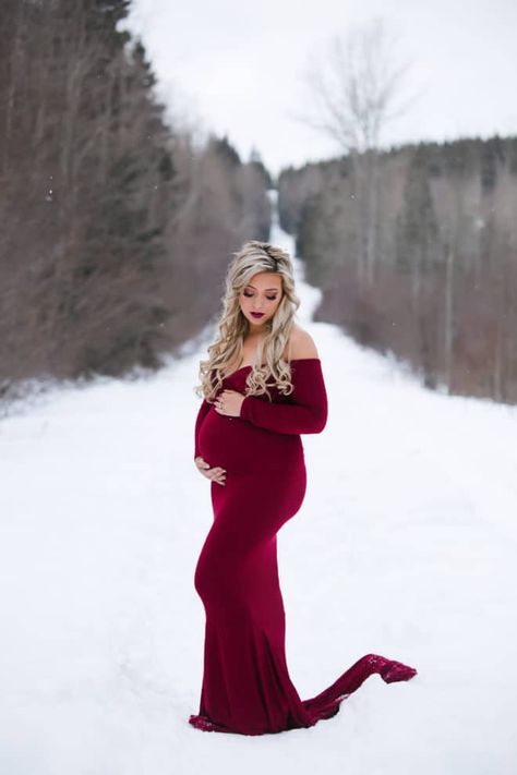 Beautiful maternity photography ideas in this post. Inspiration of pregnancy poses, maternity gowns, winter shoots, and maternity makeup ideas. Snow Maternity Photos, Maternity Christmas Pictures, Winter Pregnancy Photoshoot, Winter Maternity Pictures, Winter Maternity Shoot, Maternity Photography Winter, Photo Bb, Winter Maternity Photos, Maternity Photography Poses Outdoors