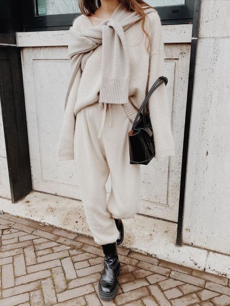 Outfits Jogger, Casual Autumn Outfits, 2020 Street Style, New York Outfits, Long Frock, Nyfw Street Style, Joggers Outfit, Paris Mode, Eye Opening