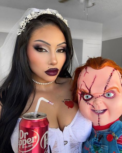 EVY on Instagram: "why doesn’t anybody take me seriously ?! - Jennifer Tilly 🖤 Seed of Chucky Happy Halloween babes! 🎃 @colourpopcosmetics stone cold fox palette @violentkittycosmetics kitty girl lashes #halloweenlooks #halloweenmakeup #maquillajedehalloween" Jennifer Tilly Seed Of Chucky, Chucky Photoshoot, Jennifer Tilly Chucky, Black Hair Halloween Costumes, Mommy Halloween, Chucky Halloween Costume, Seed Of Chucky, Chucky Makeup, Bride Of Chucky Costume