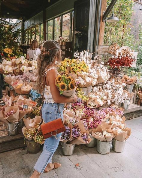 Girl at Flower Market #flowermarket #florals #flowers Foto Tips, Foto Poses, Spring Aesthetic, Flower Market, Flower Child, Instagram Foto, Love Flowers, My Flower, Flower Shop