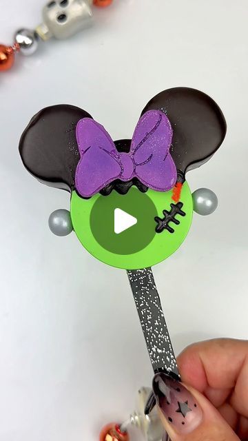 Disney Halloween Cake Pops, Mickey Mouse Spooky Birthday, Disney Halloween Treats, Mickey Mouse Treats, Mini Oreos, Maria Gomez, Smash Box, Halloween Box, Halloween Cake Pops