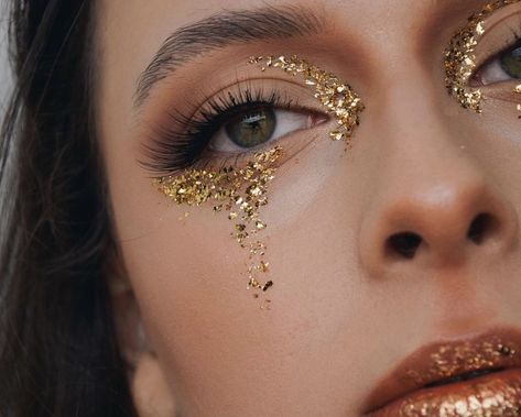 Silver Gold Makeup Look, Gold Glitter Festival Makeup, Gold Makeup Festival, Gold Avant Garde Makeup, Editorial Gold Makeup, Dripping Gold Makeup, Gold Makeup Looks Halloween, Gold Foil Makeup Looks, Gold Flakes Makeup Looks