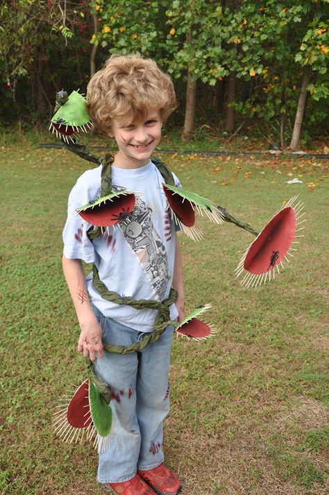 Ethan as a carnivorous plant for halloween Diy Venus Fly Trap, Venus Fly Trap Costume, Little Shop Of Horrors Costume, Fly Costume, Jungle Costume, Costumes Faciles, Bug Costume, Pitcher Plants, Lewis Ginter Botanical Garden