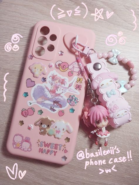 Kawaii Phone Aesthetic, Phone With Keychain, Pink Phone Case Ideas, Cutecore Stickers, Phone Decoration Ideas, Hidden Movie, Phone Decoration, Kawaii Phone, Charmmy Kitty