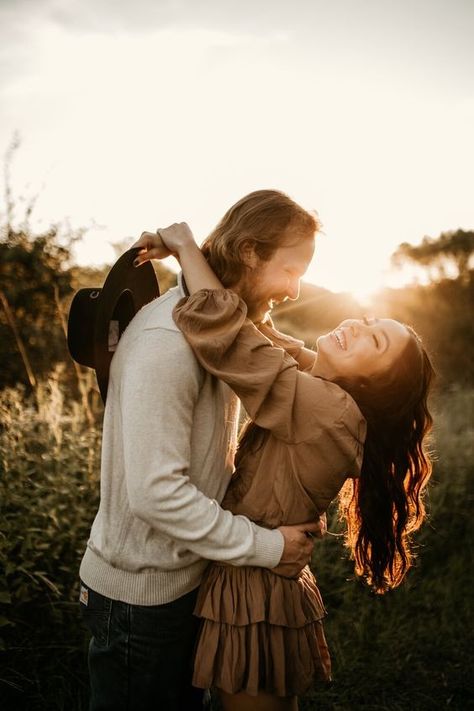 Fall Photos With Boyfriend, October Photoshoot Ideas, Girlfriend Photoshoot, Christmas Card Photoshoot, Tall Grass Field, Photography Boyfriend, Western Family Photos, Nyc Photoshoot Ideas, Card Photoshoot