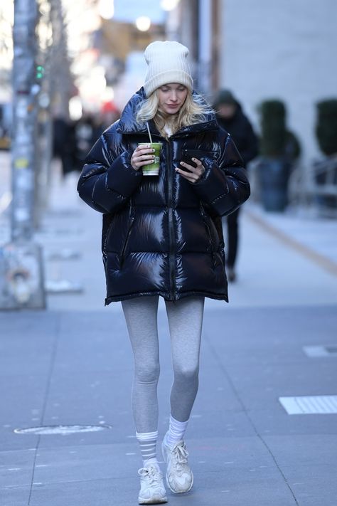 Elsa Hosk Street Style, Elsa Hosk Outfits, Moncler Jacket Women, Street Style Black, Elsa Hosk Style, Look Adidas, Oversized Puffer, Estilo Indie, Skandinavian Fashion