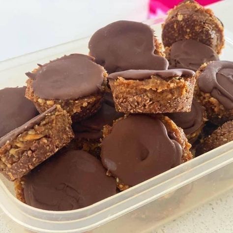 Caramel Slice Recipe, Healthy Caramel, Healthy Mummy Recipes, Slice Recipe, Healthy Mummy, Caramel Slice, Healthy Sweet Snacks, Healthy Sweet Treats, Slices Recipes