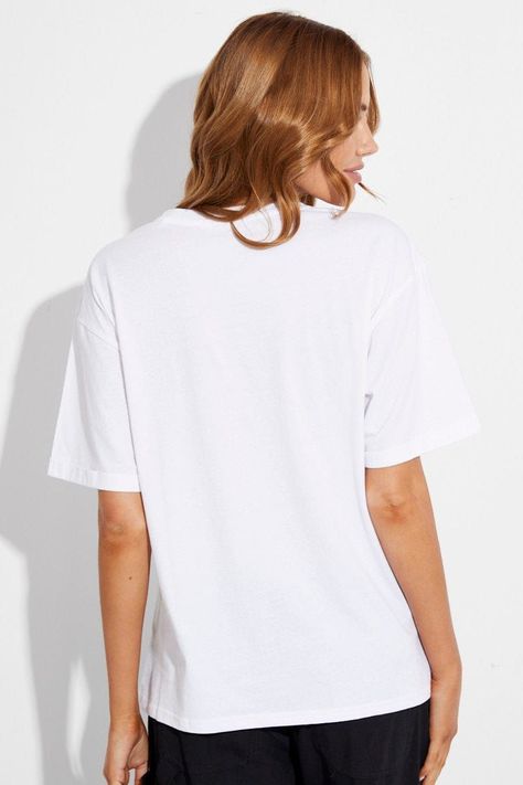 Oversize Tshirt Outfits, Jersey Style, Tshirt Outfits, Summer Style Casual, Famous Women, White Brand, White Tee, Oversized Tshirt, White Tshirt