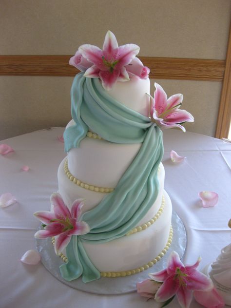 Stargazer Lily Wedding, Lily Wedding Cake, Lily Cake, Dream Birthday, Custom Birthday Cakes, Lily Wedding, Stargazer Lily, Pretty Birthday Cakes, Birthday Inspo