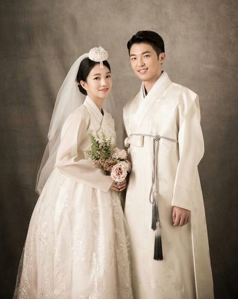 Korean Wedding Traditional Dress, Wedding Hanbok Traditional, Korean American Wedding, Korean Traditional Wedding Dress, Korean Wedding Dress Traditional, Couple Hanbok, Korean Traditional Wedding, Korean Wedding Traditions, Wedding Hanbok