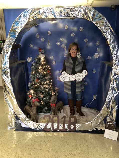 Christmas Snowglobe Snow Globe Themed Christmas Party, Lifesize Snow Globes, Snow Globe Office Cubicle, Interactive Christmas Decorations, Snowglobe Office Decoration, Igloo Door Decoration, Snow Globe Party Theme, Snow Globe Cubicle Decoration, Life Size Snow Globe Diy