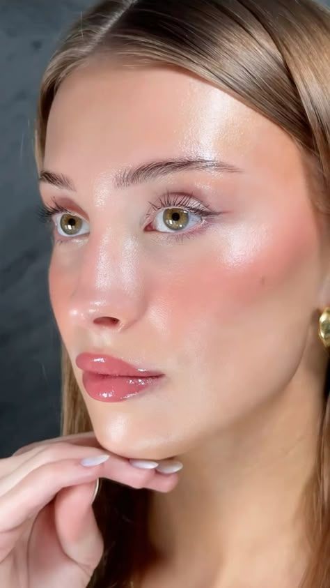 Natural Blush Makeup, Maquillaje Glowy, Makeup Glowy, Maquillage On Fleek, Lip Blush, Makeup Idea, Makeup Mistakes, Soft Makeup, Glowy Makeup