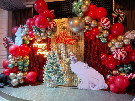 Christmas Balloon Photo Backdrop, Christmas Balloon Backdrop Ideas, Fashion Decoration Ideas, Christmas Balloon Decor Ideas, Christmas Gala Decorations, Xmas Party Ideas Decoration, Christmas Party Backdrop Ideas, Christmas Balloon Backdrop, Outdoor Christmas Decorations Ideas