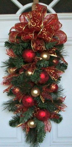 Christmas Wreath Dekoratívne Vence, Red And Gold Christmas, Swag Christmas, Teardrop Swag, Christmas Swag, Xmas Wreaths, Christmas Arrangements, Christmas Swags, Christmas Door Decorations