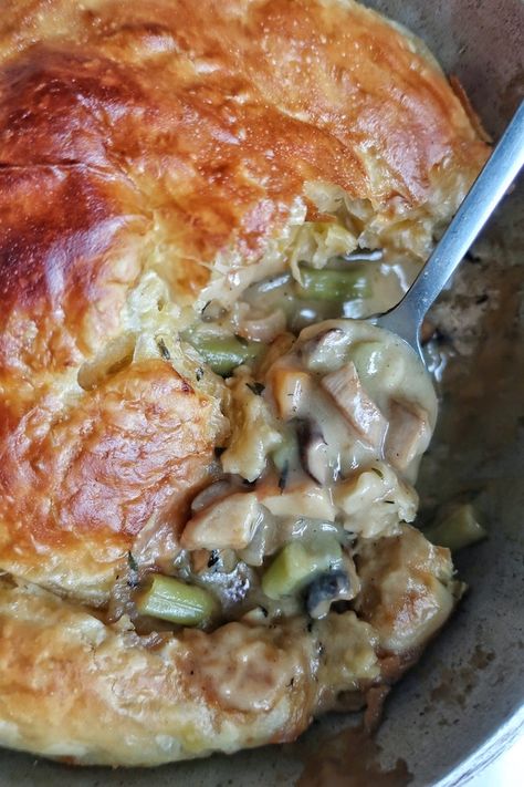 Vegan Pot Pie Recipe, Mushroom Pot Pie, Vegan Puff Pastry, Pumpkin Mushroom, Vegan Pot Pies, Vegan Soul Food, Mushroom Pie, Vegan Mushroom, Vegan Pie