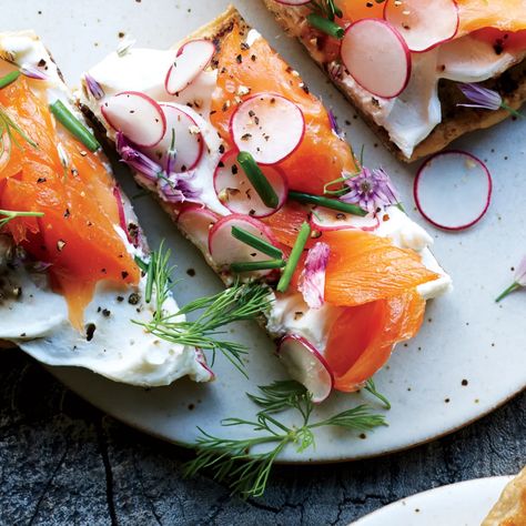 Best Thanksgiving Appetizers, New Year's Eve Appetizers, Radish Recipes, Smoked Trout, Christmas Recipes Appetizers, Herb Recipes, Thanksgiving Appetizers, Hors D'oeuvres, Meal Recipes