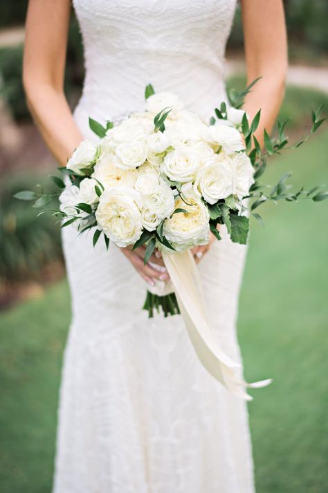 Greenery White Flowers Wedding, Traditional White Bridal Bouquet, Beach Wedding Bridal Bouquet, Boutinere Ideas, Bridal Bouquet White With Greenery, White Bridal Bouquet With Greenery, Bridal Bouquet Classic, White And Green Bridal Bouquet, Hammock Beach